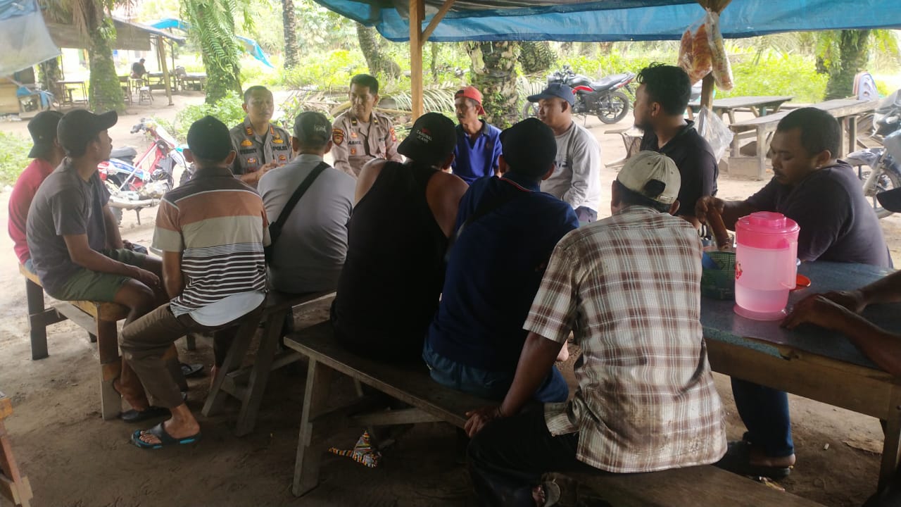 Polsek Tapung Beri Himbauan Pemilu Damai Di Desa Indrapuri Kecamatan Tapung